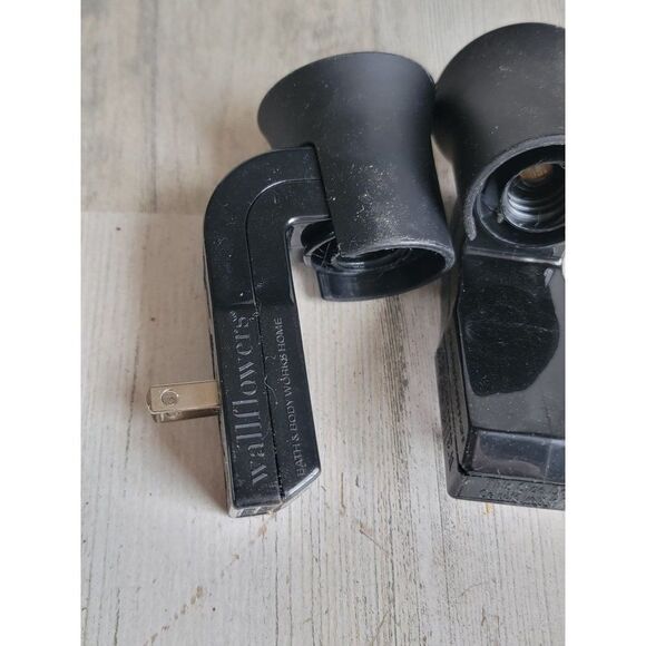 Bath Body Works black Wallflower plugs set diffuser - Picture 3 of 8